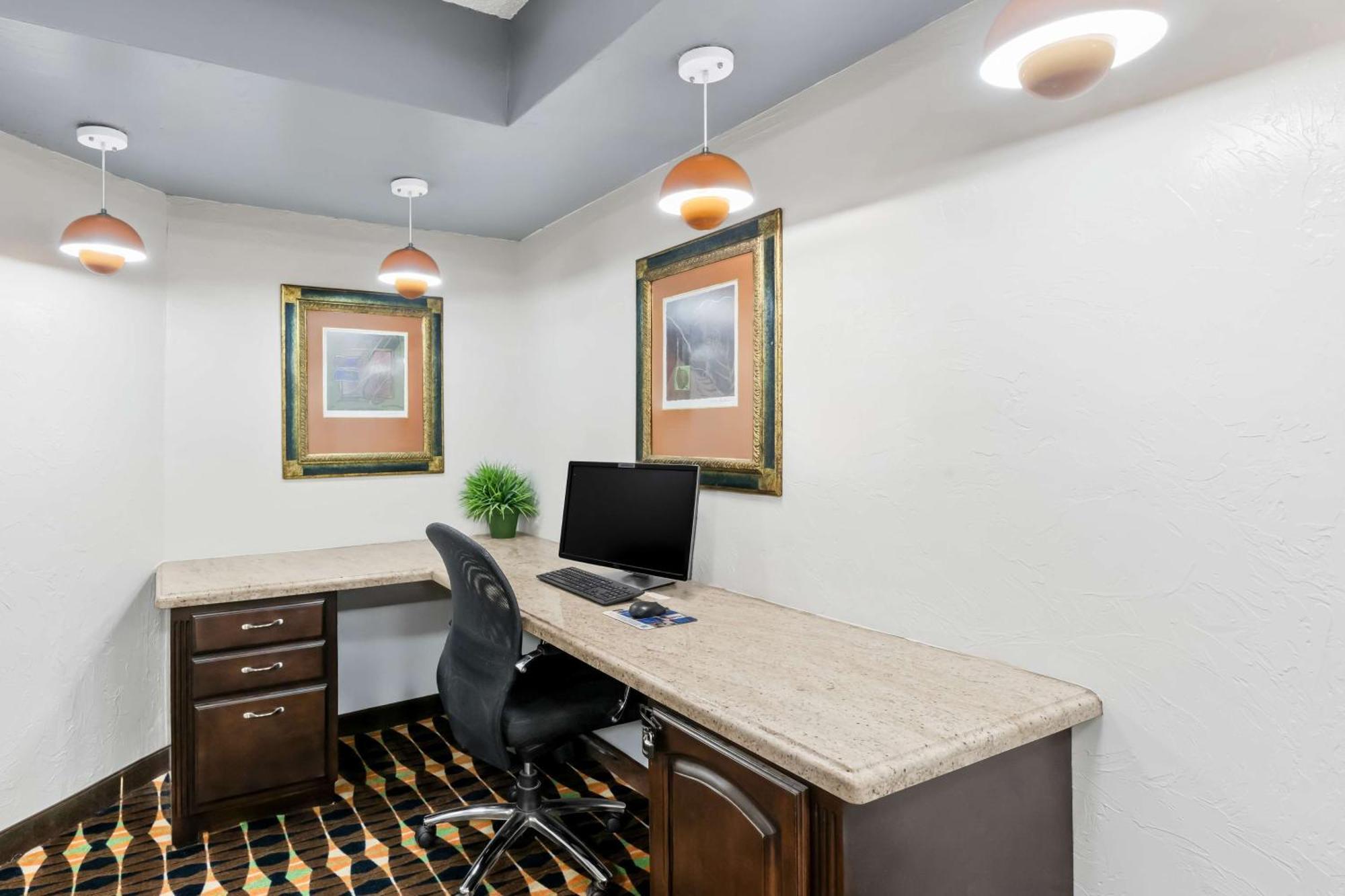 Surestay Plus Hotel By Best Western Lubbock Medical Center Eksteriør bilde